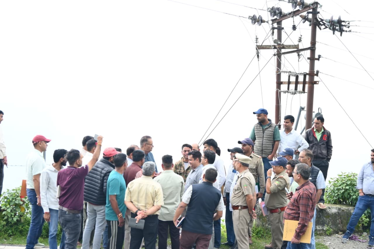 सुवाखोली में प्रस्तावित बिजली घर की भूमि का मंत्री जोशी ने किया निरीक्षण